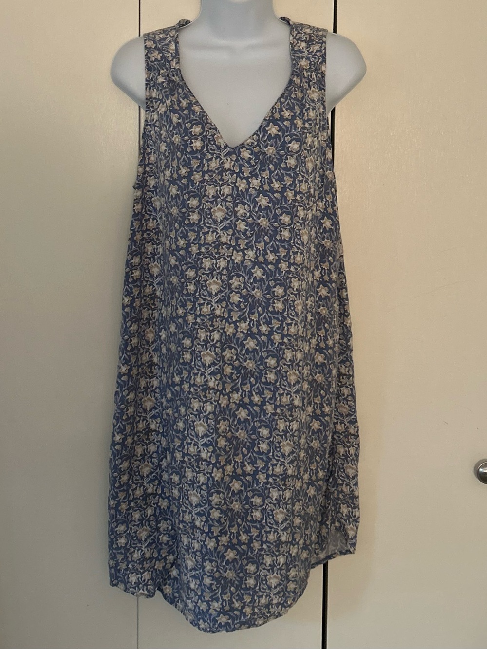 GAP V-neck sleeveless floral shift dress S